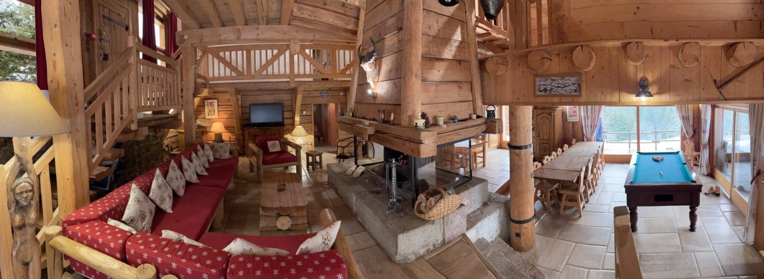 Séjour et salle à manger très spacieux pour vos séjour en famille ou entre amis à la montagne dans la belle station des Portes du soleil